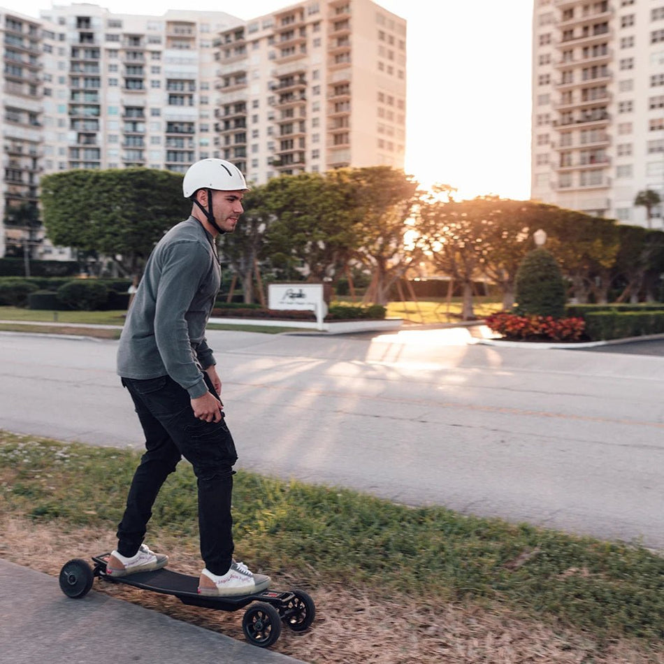 Maxfind FF AT High-Speed 165MM Wheels Off-Road Electric Skateboard 3000W Power with Fast Swappable Battery Design AXSSIBLZ