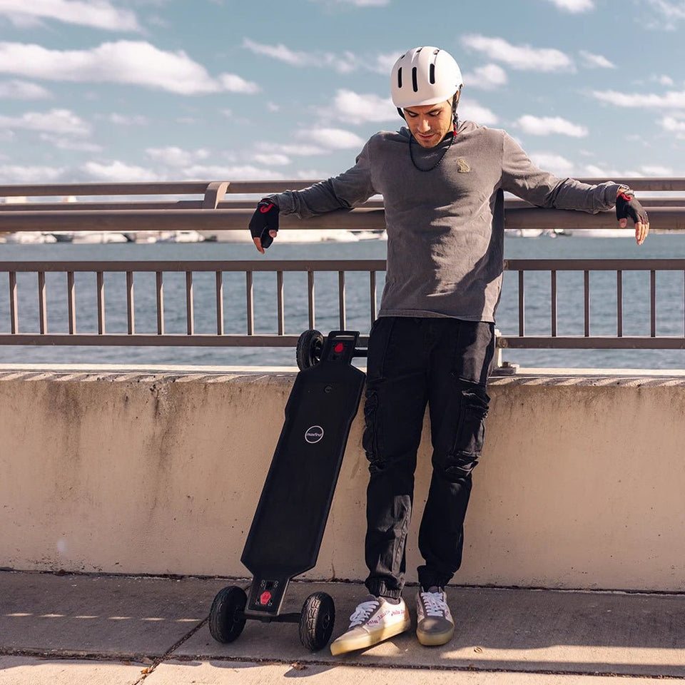 Maxfind FF AT High-Speed 165MM Wheels Off-Road Electric Skateboard 3000W Power with Fast Swappable Battery Design AXSSIBLZ